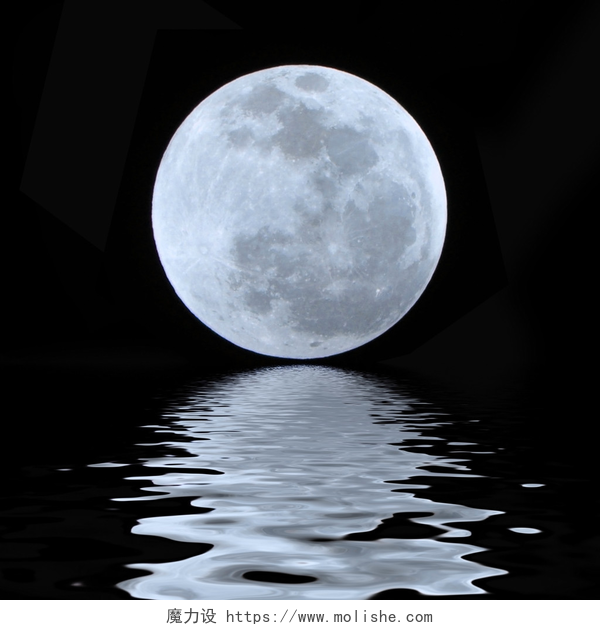 夜晚湖面上的满月蓝色满月